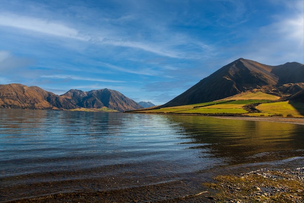 Conducir durante horas por caminos de grava conduce al muy remoto lago Coleridge en el centro de la Isla Sur.