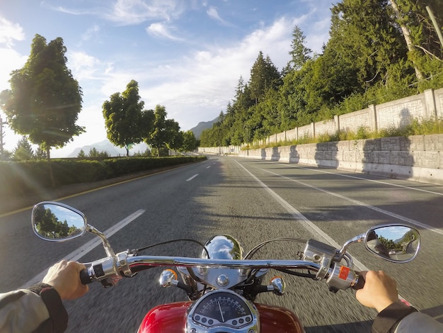 Conducir una motocicleta de crucero en Sea to Sky Highway