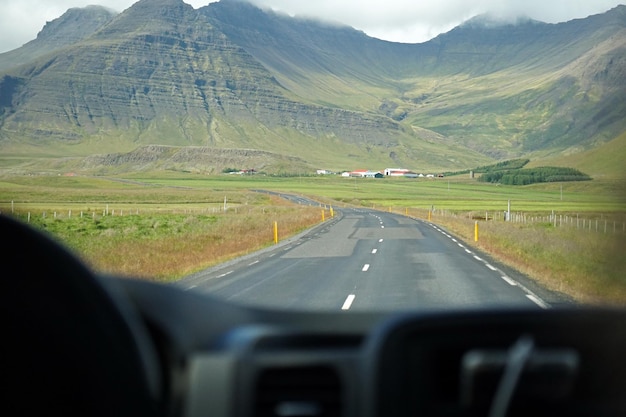 Conducir una perspectiva de automóvil de las montañas de un conductor en Islandia