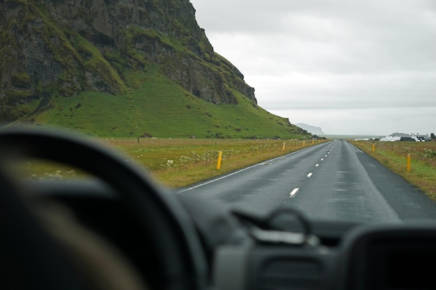 Conducir una perspectiva de automóvil de las montañas de un conductor en Islandia