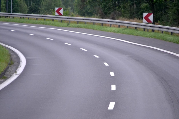 Conducir en la perspectiva de la carretera