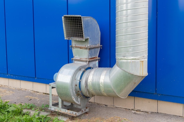 Conducto de extracción de aire de grado industrial con motor eléctrico en pared azul