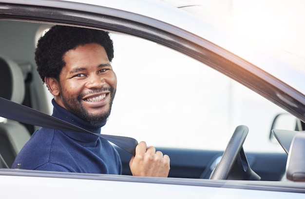 Conductor africano hombre cinturón de seguridad y sonrisa en retrato para advertencia de seguridad o recordatorio para transporte de viaje o viaje Joven coche nuevo y feliz con libertad emocionado y seguridad para detener lesiones por choque