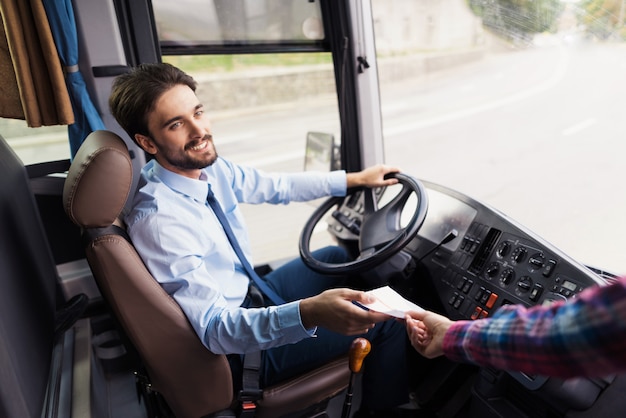 Conductor de autobús ama el trabajador de trabajo del servicio de viajes.