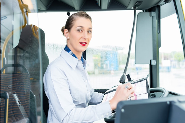 Conductor de autobús femenino en el asiento del conductor