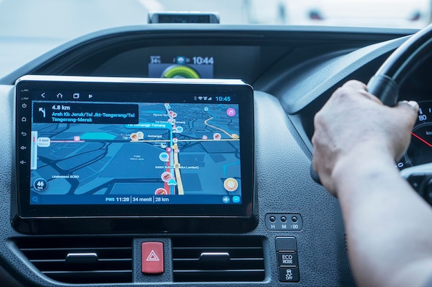 Conductor de automóvil con dispositivo de navegación GPS