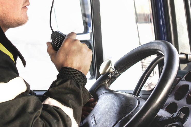 El conductor del camión está hablando por el walkie talkie