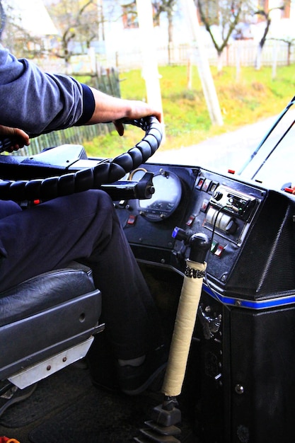 Foto el conductor está conduciendo el autobús.