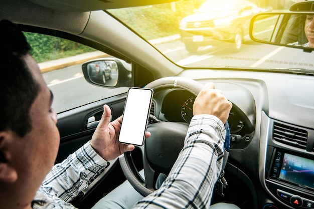 Conductor distraído usando el celular mientras maneja Hombre usando su celular mientras maneja Persona sosteniendo el celular y con la otra mano el volante Concepto de conducción irresponsable