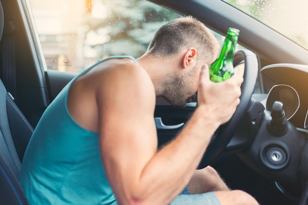 Foto conductor ebrio detrás del volante de un coche