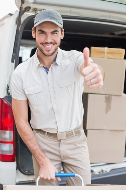 Foto conductor de entrega cargando su camioneta con cajas