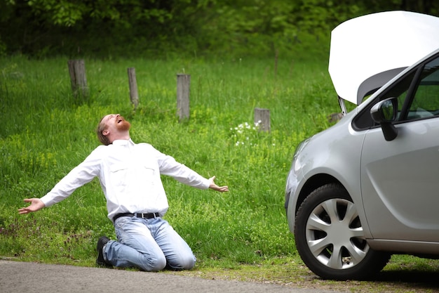 Conductor furioso por un coche roto en la carretera