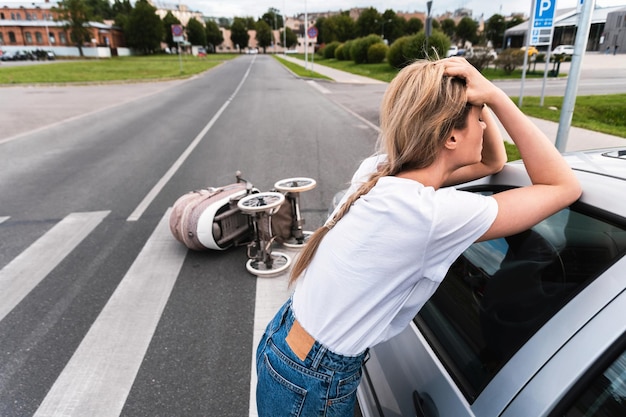 Conductor horrorizado después de un accidente automovilístico con cochecito de bebé en el cruce de peatones