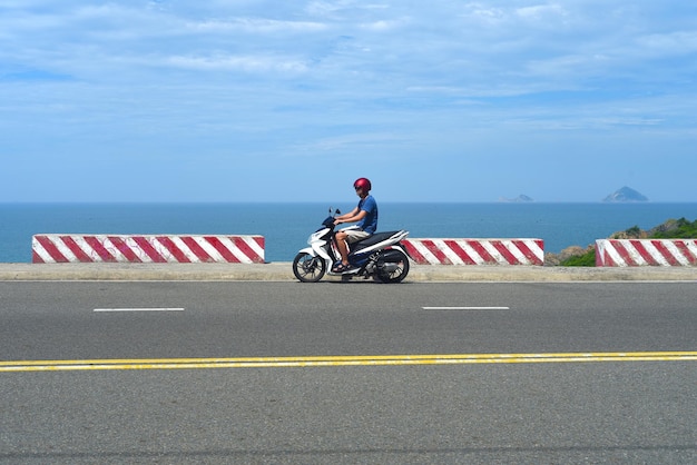 Conductor de moto joven conduciendo en Vietnam