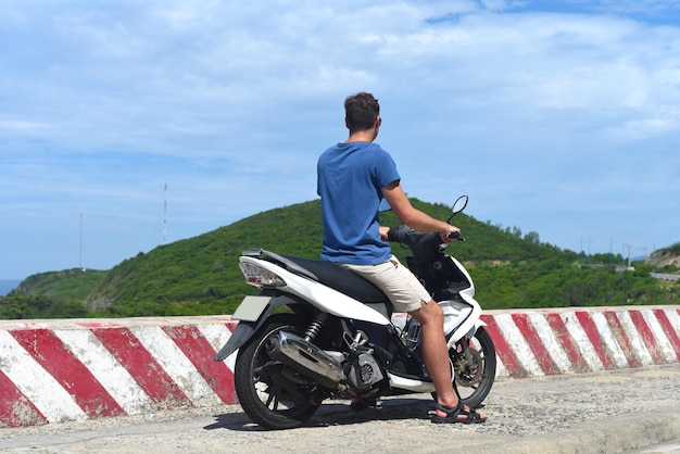 Conductor de moto joven conduciendo en Vietnam