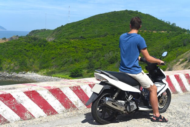 Conductor de moto joven conduciendo en Vietnam