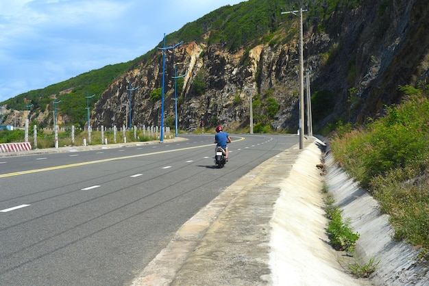 Conductor de moto joven conduciendo en Vietnam