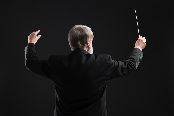 Foto conductor profesional con bastón en fondo negro vista trasera