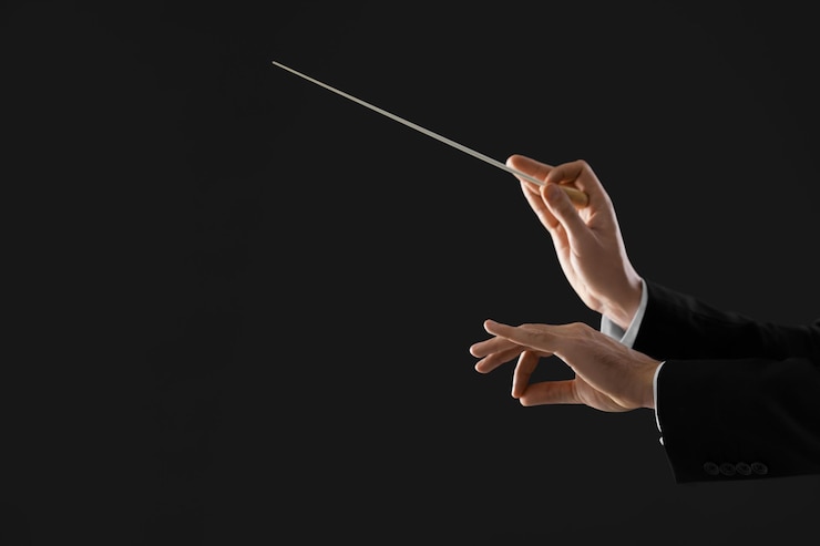 Foto conductor profesional con batuta sobre fondo negro primer plano espacio para texto