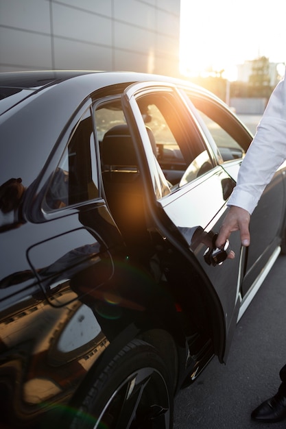 Conductor con puerta de coche abierta