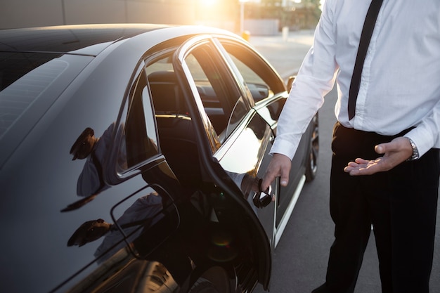 Foto conductor con puerta de coche abierta