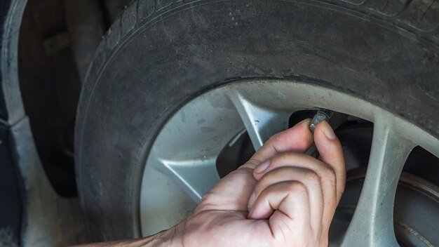 Conductor revisando el automóvil antes del servicio usado o machanic