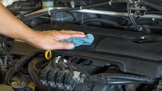 Conductor revisando el automóvil antes del servicio usado o machanic