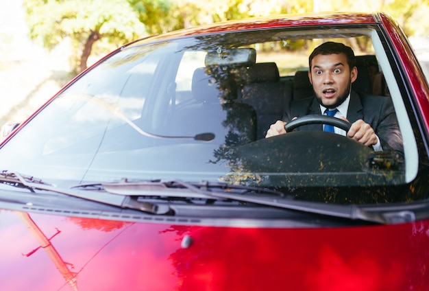 Conductor sorprendido en el coche.