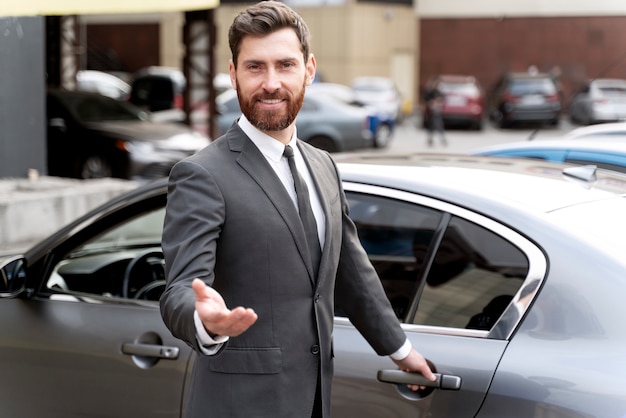 Foto conductor de taxi masculino elegante en traje