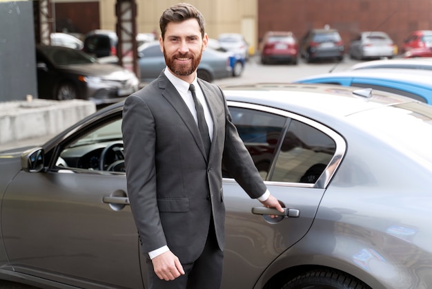 Foto conductor de taxi masculino elegante en traje