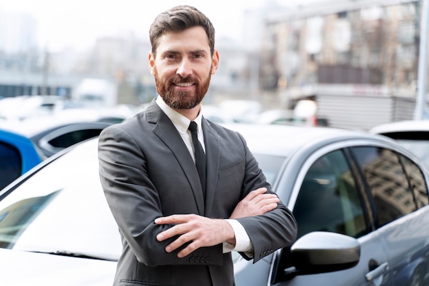 Conductor de taxi masculino elegante en traje