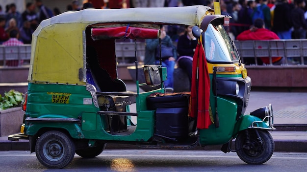 Foto conductor de taxi con su taxi cp nueva delhi delhi india 14 jan 2023