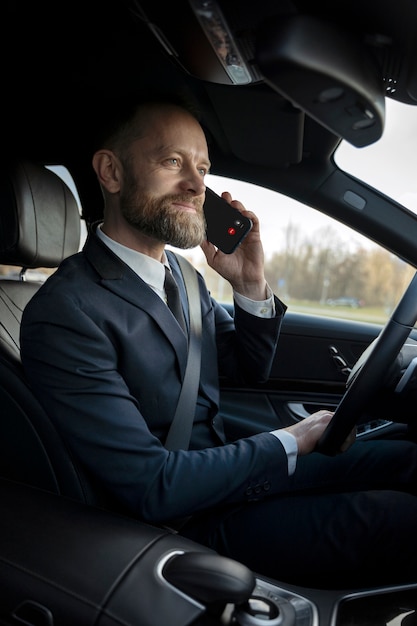 Foto conductor de uber elegante dando paseo en taxi