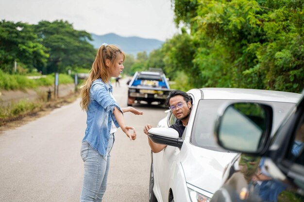 Una conductora le gritó a un conductor masculino cuyo automóvil fue chocado por detrás en una carretera rural