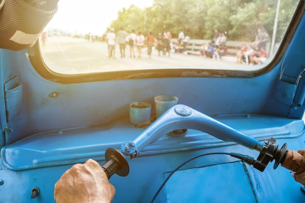 Conduzindo o triciclo azul tuktuk brilhando