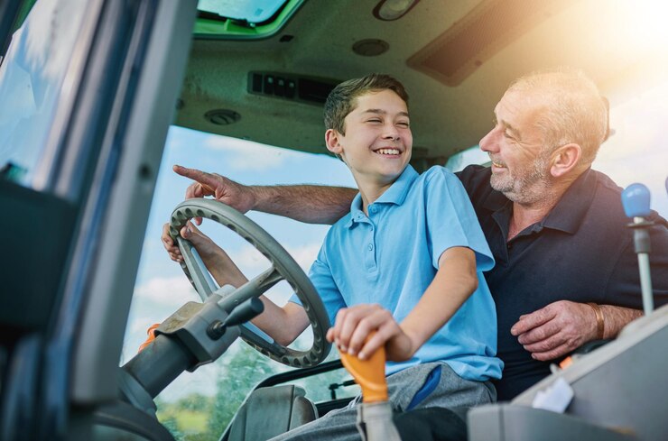 Foto conduzir filho e pai em trator para agricultura ou construção com sorriso divertido juntos e apontar para a direção feliz homem maduro e menino em caminhão para o desenvolvimento de vínculos e experiência de aprendizagem