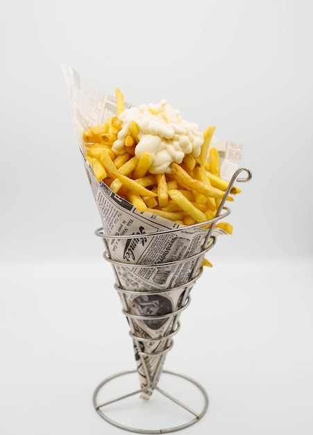 cone de batatas fritas com maionese pronto para ir