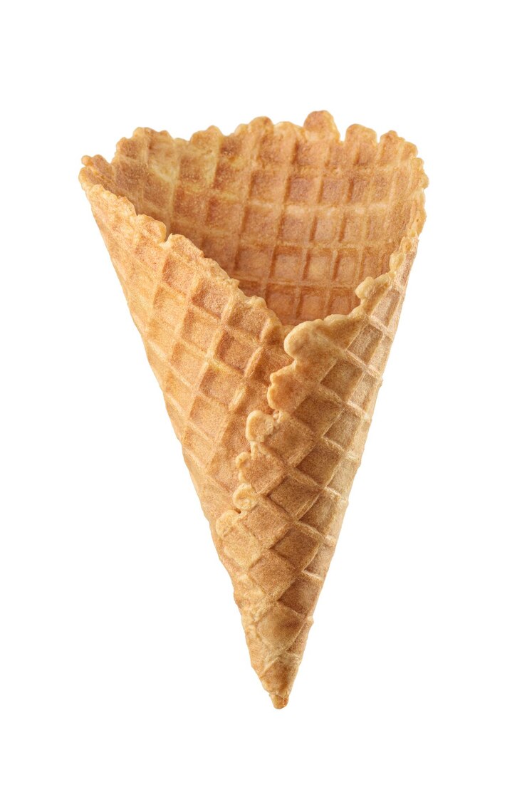 Foto cone de gelado crocante vazio isolado em fundo branco