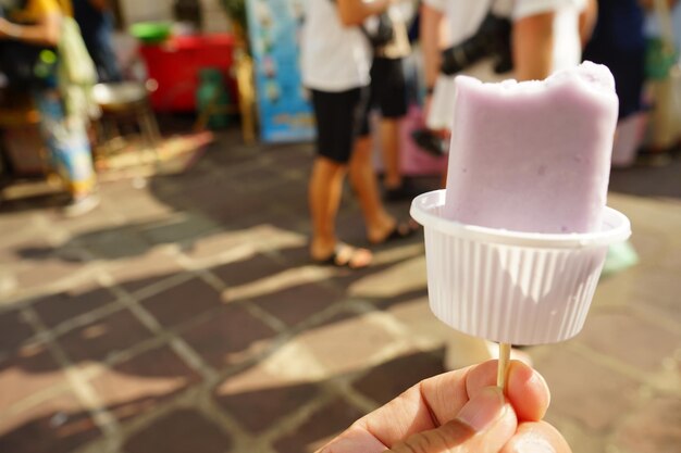 Foto cone de gelado na mão