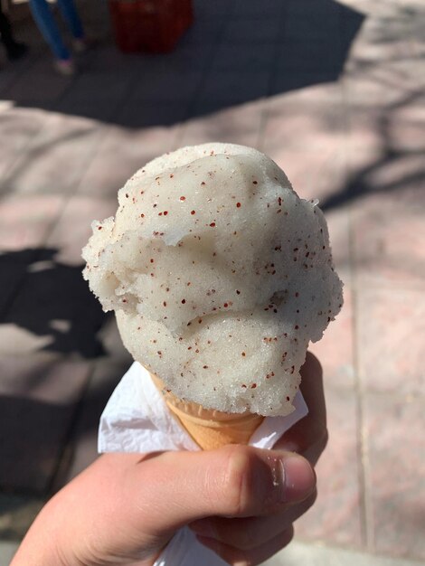 Foto cone de gelado na mão