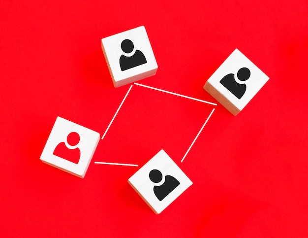 Ícone de pessoa de tela de impressão de bloco de cubo de madeira que vincula a rede de conexão para o conceito de rede social e trabalho em equipe de estrutura de organização.