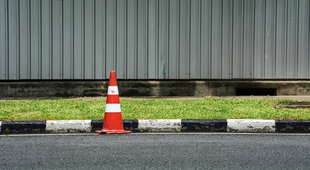 Cone de tráfego laranja na estrada de asfalto