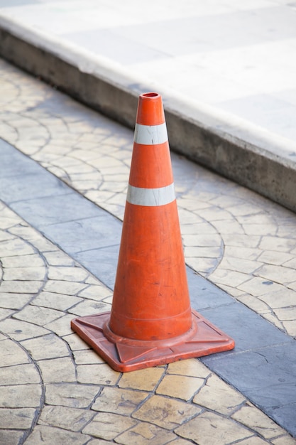 Cone de tráfego vermelho