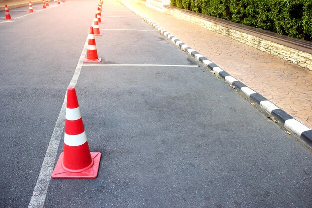 Foto cone de trânsito com linhas de estacionamento no asfalto