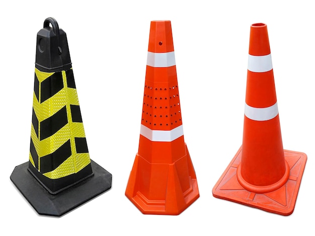 Cone de trânsito na calçada isolada no fundo branco
