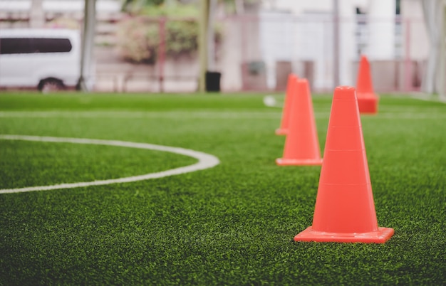 Cone de treinamento de futebol laranja no campo de treinamento de futebol