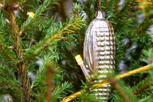 Cone de vidro em galhos de árvore de natal natural