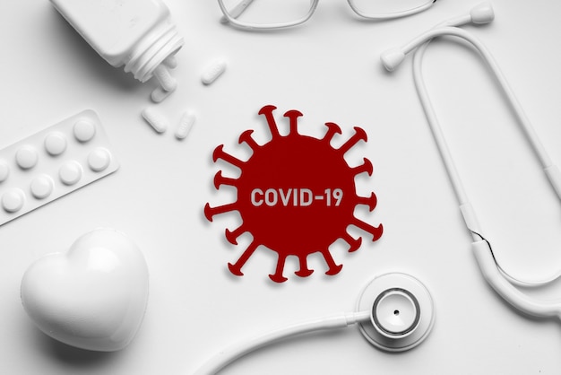 Ícone de vírus COVID 19 ou Corona na vista superior de equipamentos médicos