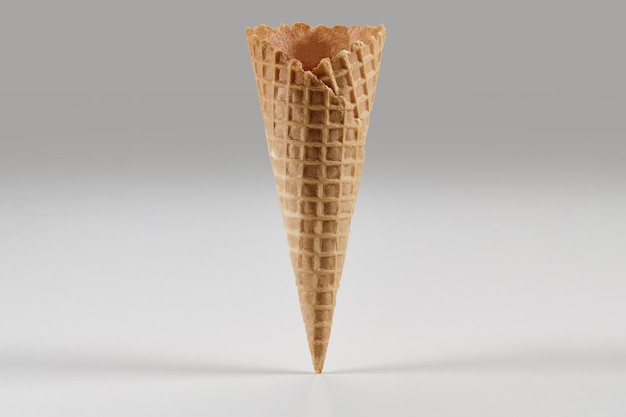 Foto cone de wafer crocante vazio para sorvete isolado no conceito branco de modelo de maquete de guloseimas para