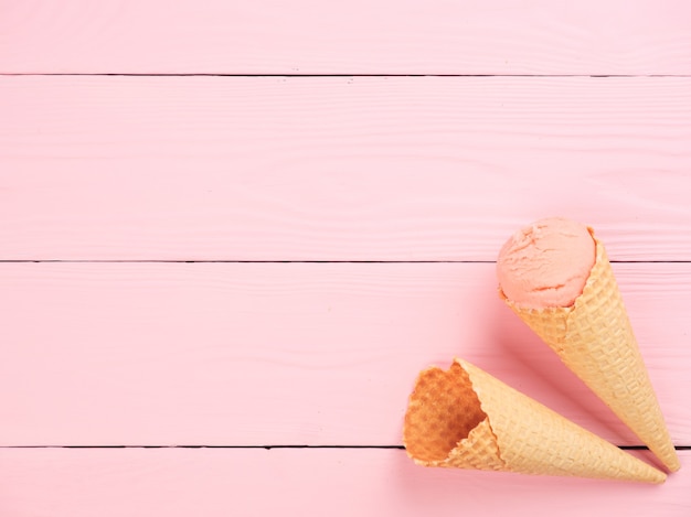 Cone de waffle de sorvete em uma vista superior de fundo rosa Copiar espaço Conceito de férias de verão